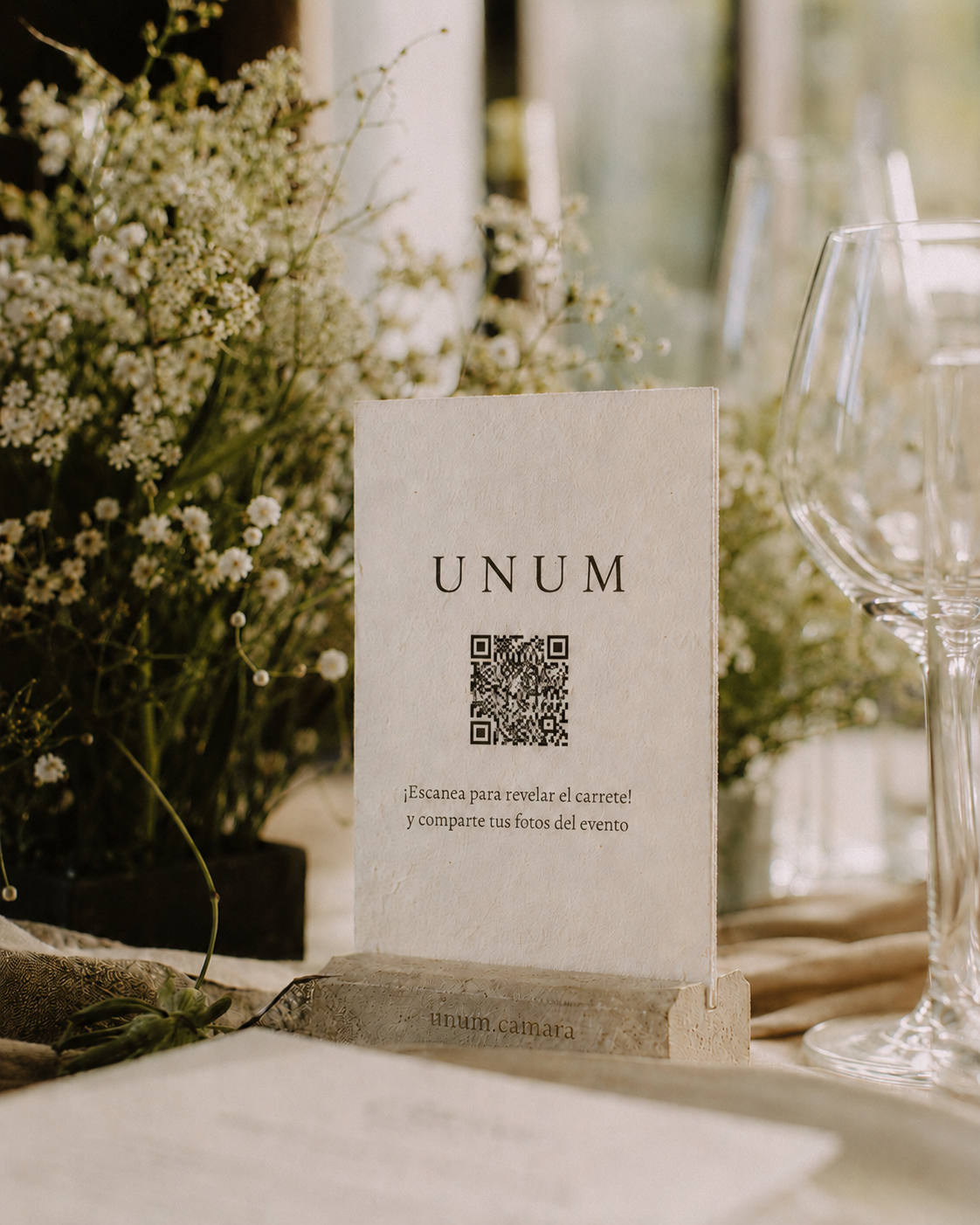 Tarjeta QR premium con soporte de hormigón en mesa de evento